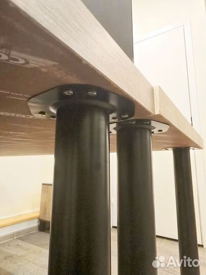 Два стола, две тумбы, два кресла