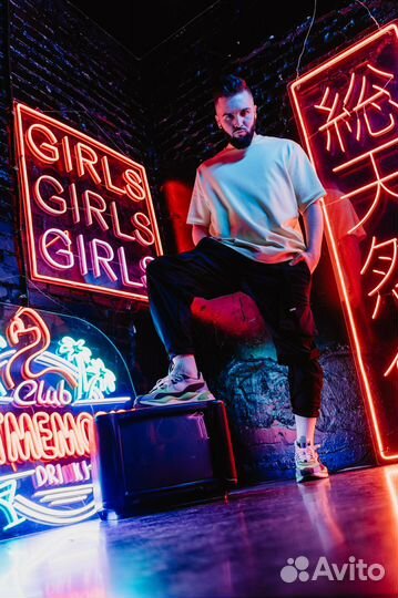 Диджей с аппаратурой dj ди джей ди-джей