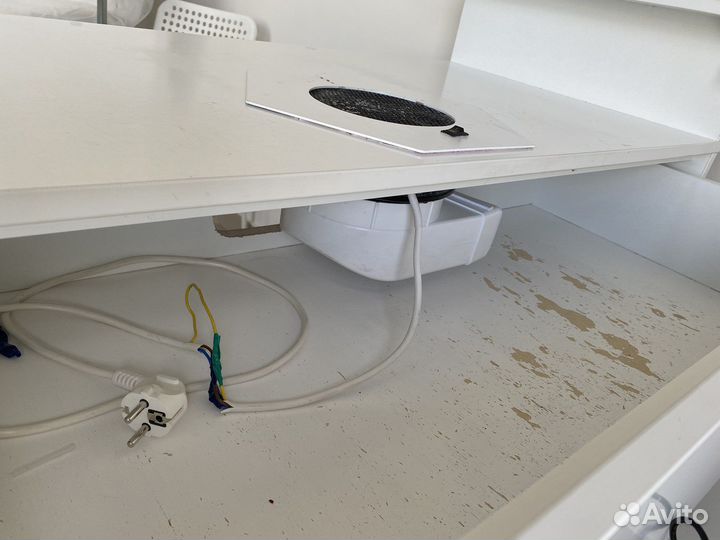 Маникюрный стол