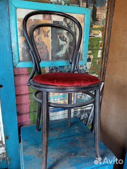 Стул с красной бархатной обшивкой