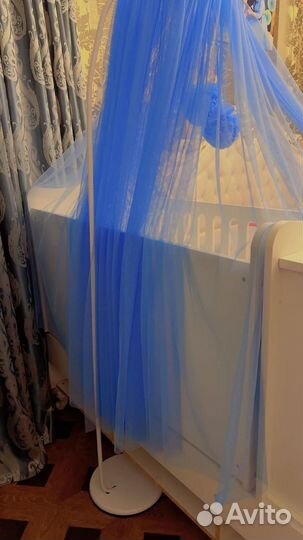 Детская кроватка с маятником и комодом