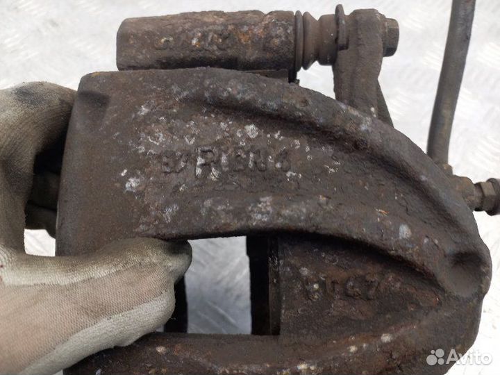 Суппорт передний правый Toyota Avensis T250 1.6