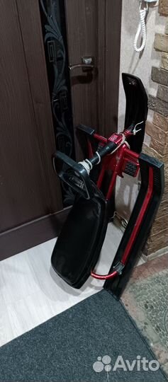 Санки на полозьях с рулем (снегокат)