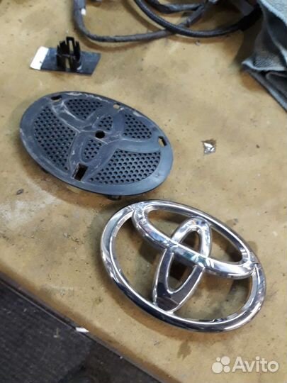 Рав4 15-19 Эмблема передняя Дефект Camry 2011-14