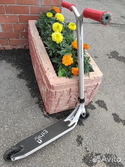 Трюковой самокат Ethic Erawan наколенники и шлем