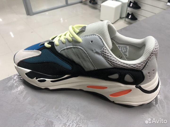 Кроссовки Yeezy 700