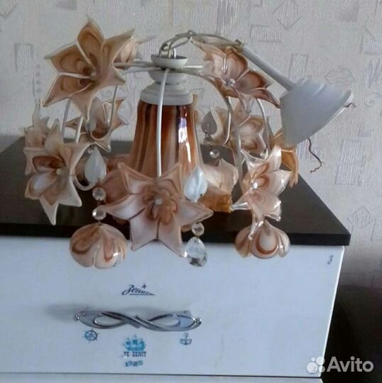 Продаю б/у потолочную люстру