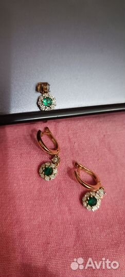 Золотые серьги с бриллиантами и изумрудами