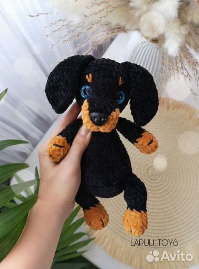 Вязаная игрушка такса. Игрушка собака
