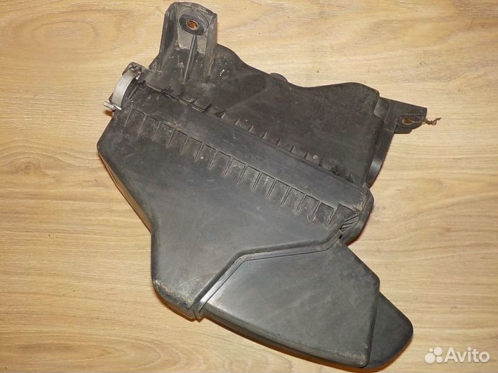 Корпус воздушного фильтра Mitsubishi Colt