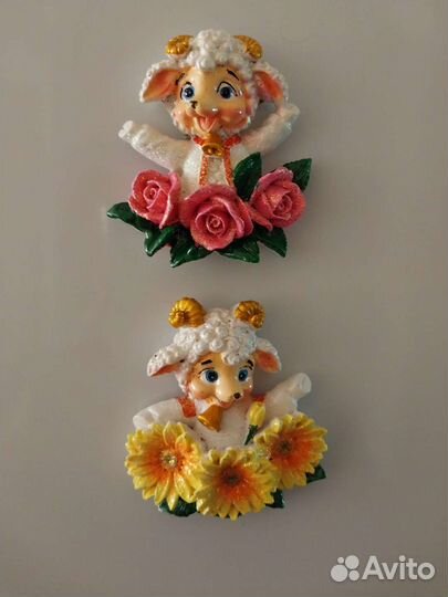 Статуэтки и магнит на холодильник