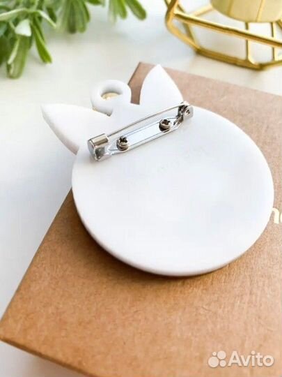 Брошь кролик из Зазеркалья акрил