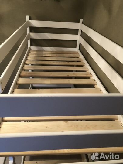 Кровать двухьярусная из массива