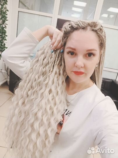 Модель на афрокудри афрокосы