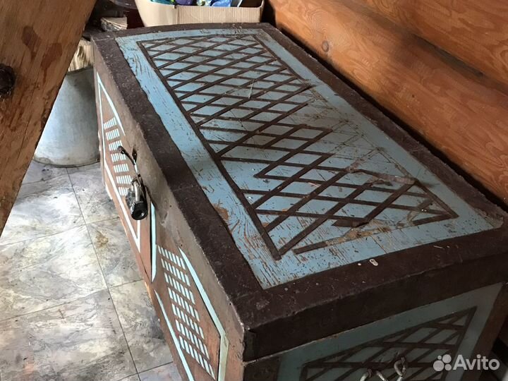 Сундук старинный