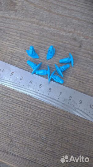 Клипса уплотнителя двери. Отдам оптом