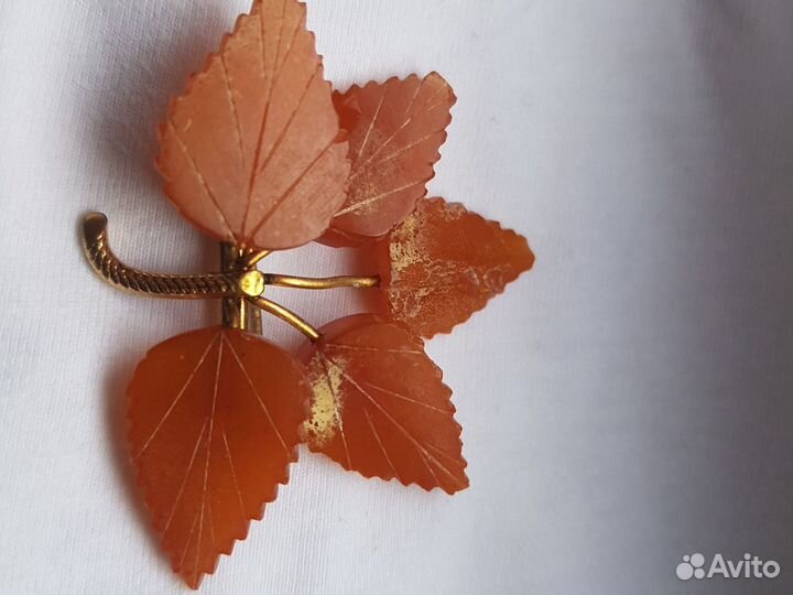 Брошь старинная янтарь