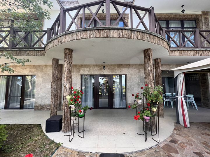 Дом 350 м² на участке 18 сот.