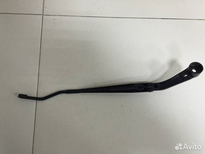 Поводок стеклоочистителя передний левый Mitsubishi