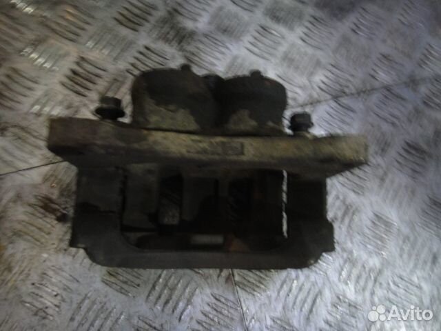 Суппорт Pajero (00-06) перед. R б\у