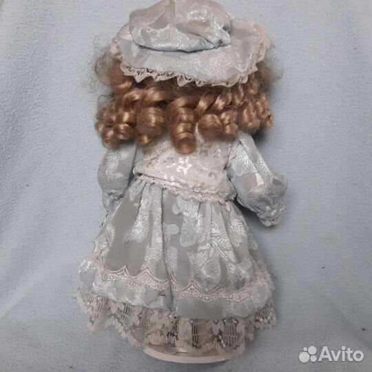 Кукла фарфоровая