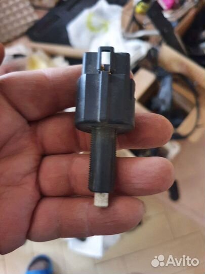 Датчик включения стоп-сигнала Mitsubishi Pajero 3