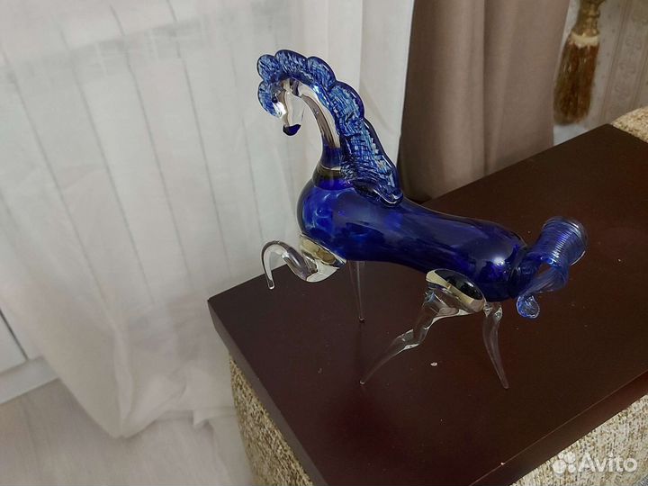 Стеклянная статуэтка