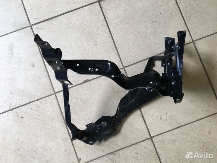 Суппорт фары передний правый