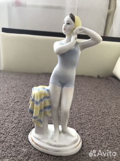 Фарфоровая статуэтка Юная Купальщица
