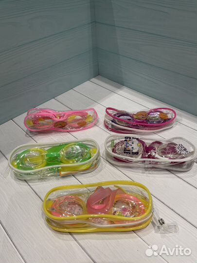 Шапочки и очки для плавания