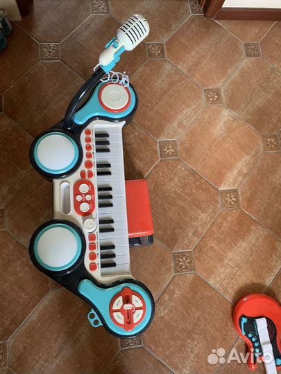 Музыкальный центр ELC 143623 и гитара ELC 143624