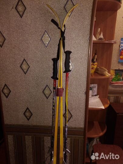 Лыжи с палками и ботинками 36р