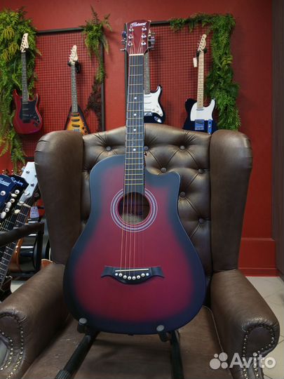 Акустическая гитара новая красного цвета