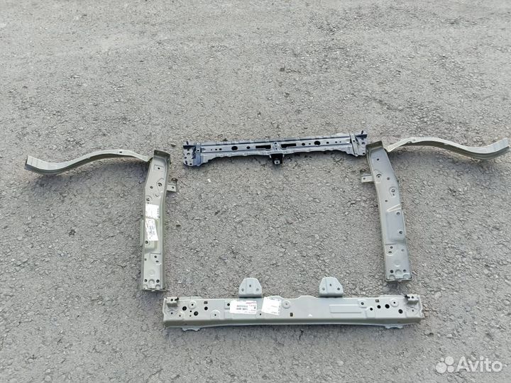 Рамка радиатора новая Toyota Highlander *19-22