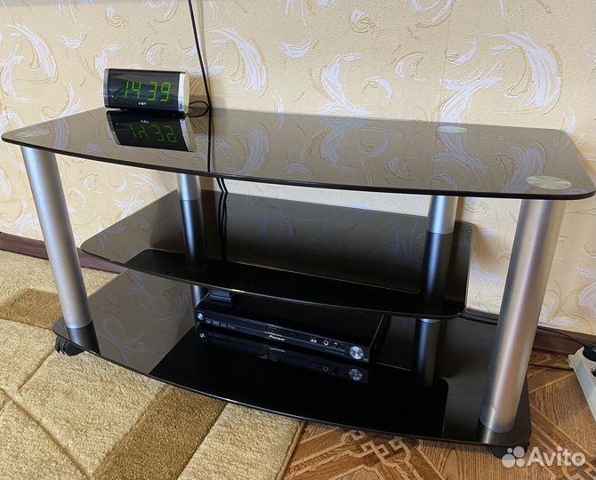 Стеклянная тумба под тв