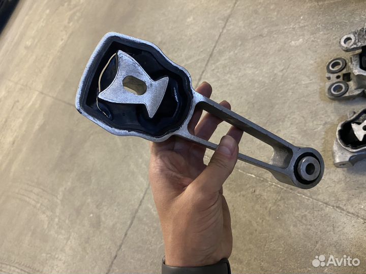 Опора верхняя LR000597 range rover evoque 2.2td