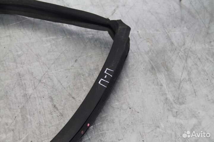 Уплотнитель стекла двери передней правой Nissan Q