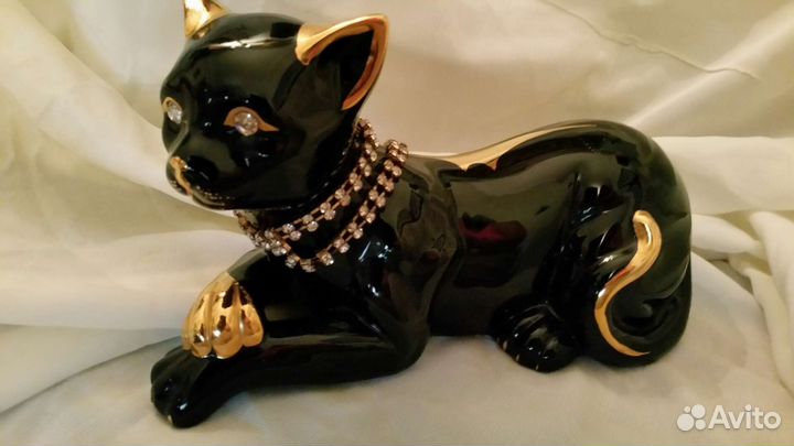 Статуэтка черная кошк девочка с цветком Тюрингия