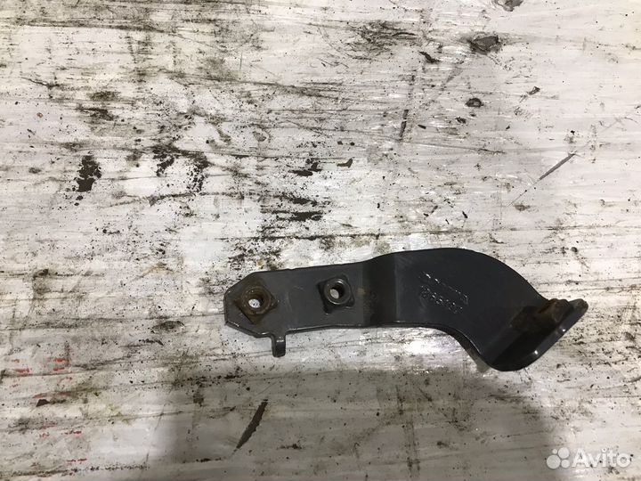 1865197 Кронштейн переднего бампера правый Scania