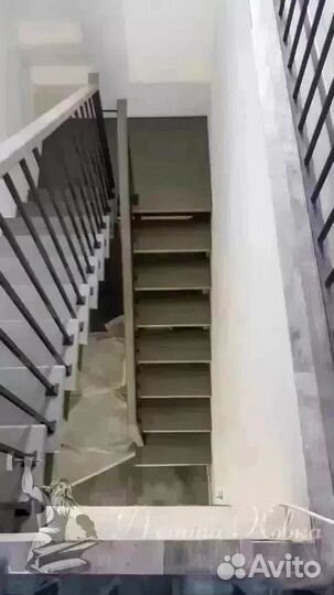 Металлическая лесьница на ломаных косоурах с перил