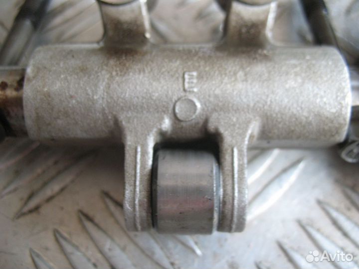 Ось коромысел выпуск с рокерами Chery Very A13 12г