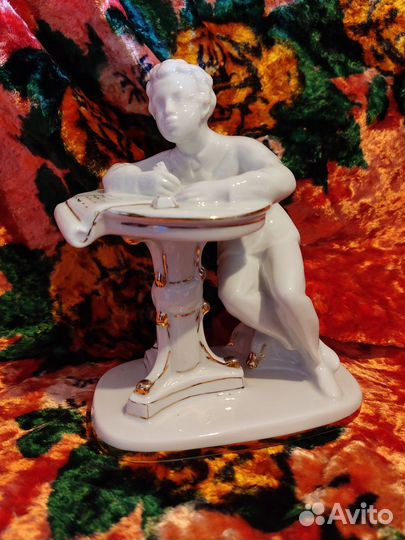 Статуэтка юный А. С. Пушкин за столом (лфз)