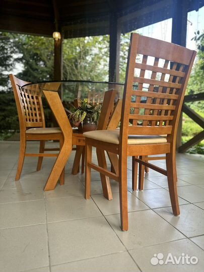 Стол круглый стеклянный со стульями