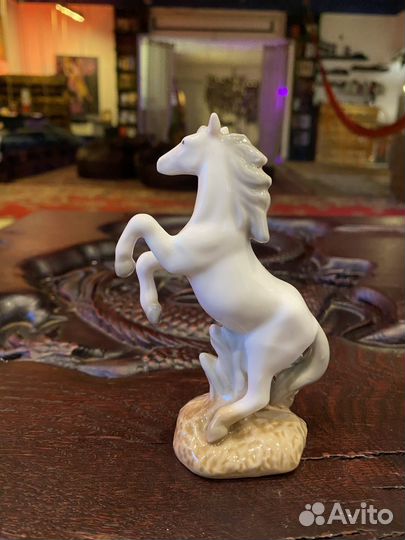 Конь фарфоровая статуэтка