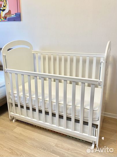 Детская кроватка и комод пеленальный