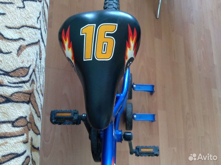 Детский велосипед с удерживающими колёсами