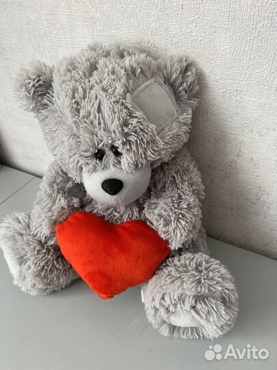 Плюшевый медведь с сердцем