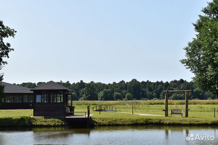 Средняя беседка рядом с озером (до 12 гостей)