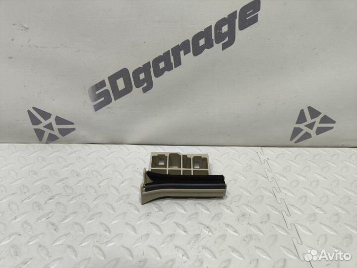 Направляющая стекла передняя правая Kia Stinger 1