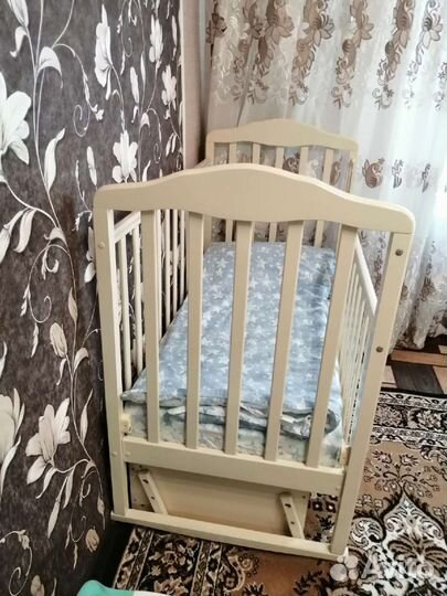 Детская кроватка с поперечным маятником